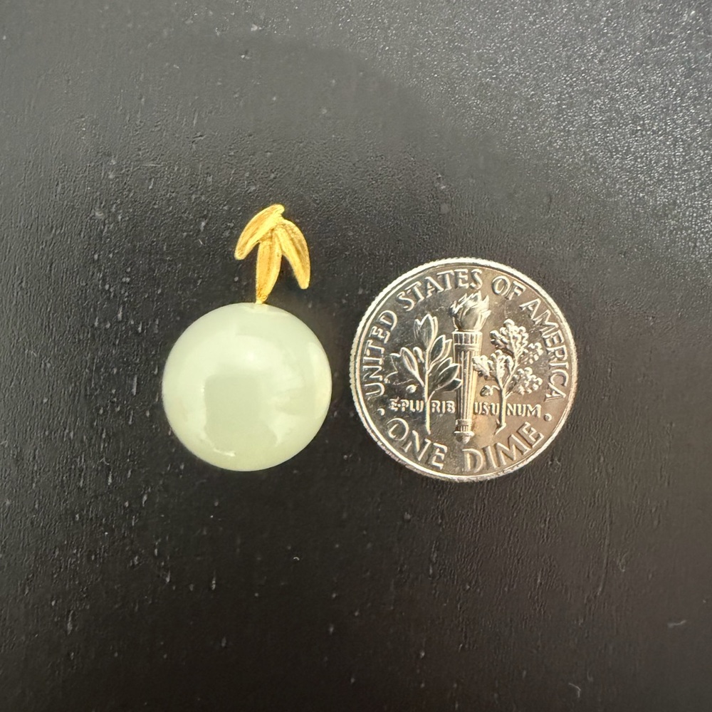 Elegant 18K Gold Clasp with Jade Pearl Pendant - Picture 4 of 5